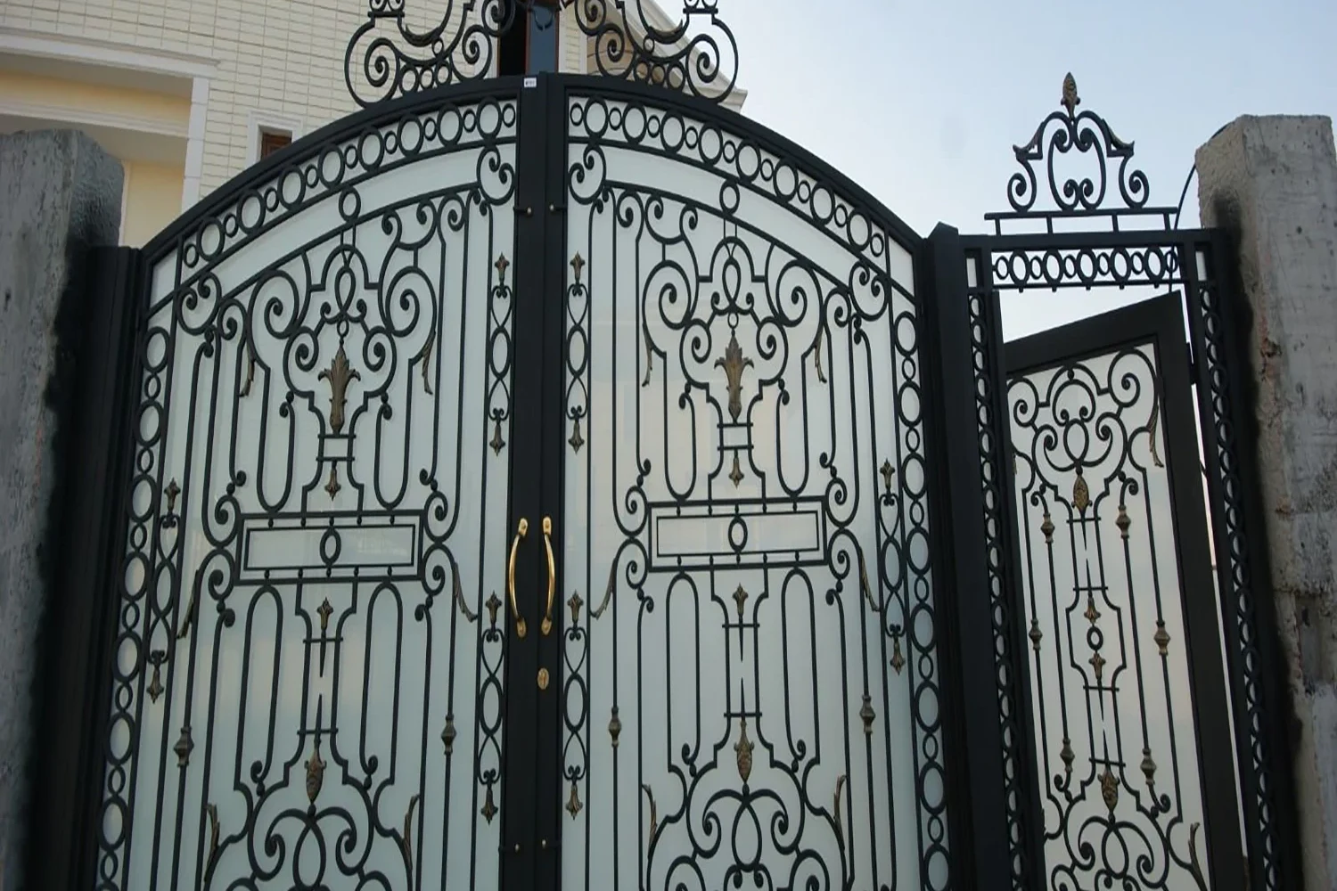 خرید-درب-فرفورژه-در-گیلان (1)